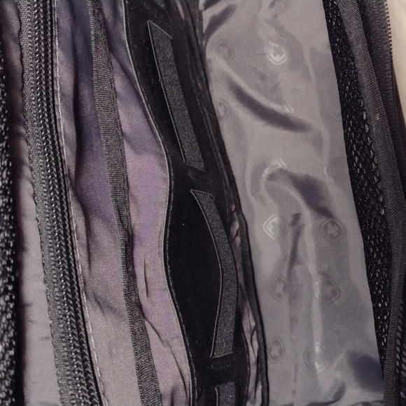 Swiss Gear Hanging Travel Toiletry Case - Picture 13 of 16